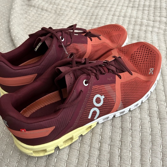 On Cloud running shoes - Picture 1 of 5